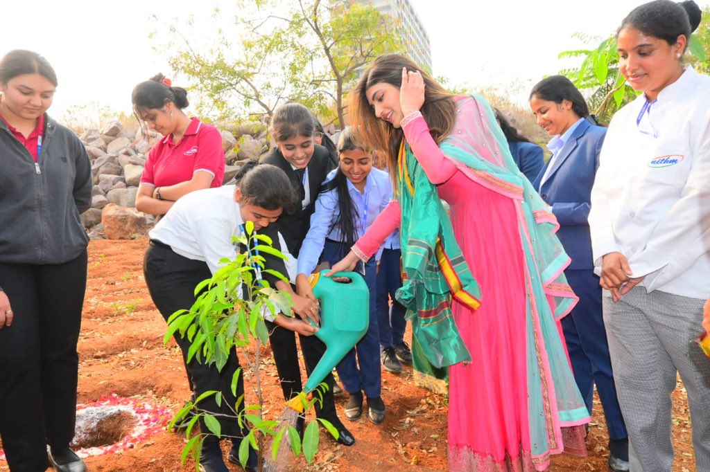 I’ve accepted #HaraHaiTohBharaHai #GreenIndiaChallenge and planted 3 saplings! Further I am nominating @shanvisrivastav @anupamahere and YOU who is reading this to plant 3 trees & continue the chain! Thanks to @MPsantoshtrs garu for taking this initiative!