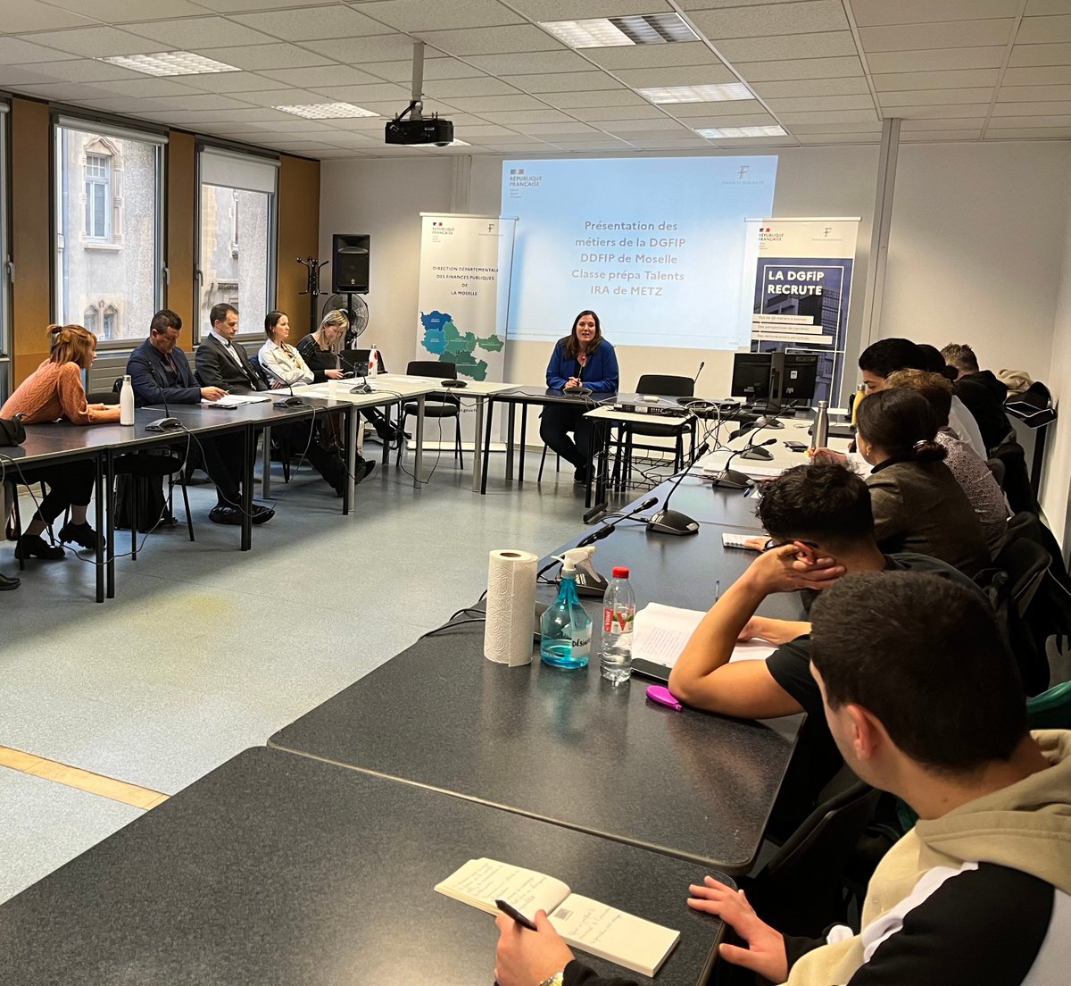 IRAdeMetz's tweet photo. Merci aux agents de la #DDFIP Moselle qui ont présenté leurs #métiers et fonctions aux élèves de la classe #Talents de Lorraine (site de Metz) qui se préparent aux #oraux d'admission des #concours d'inspecteurs et de contrôleurs des #financespubliques
#choisirleservicepublic https://t.co/JEwxzLejuh