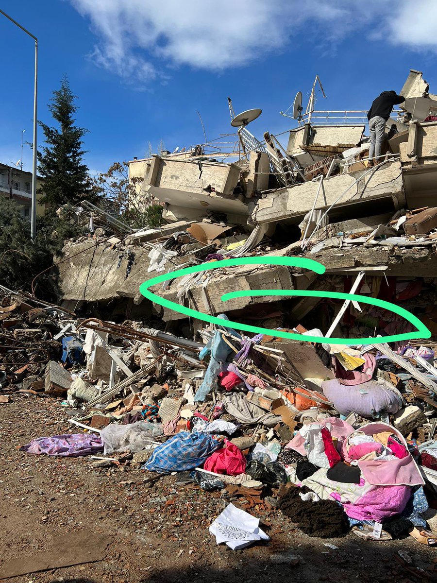 <a href="/AdemMetan/">Adem Metan</a> SES VAR HALA !
Arkadaşımın annesi babası göçük altında LÜTFEN YARDIM EDİN ….

HATAY / ANTAKYA 
AKEVLER MAHALLESİ, BETONSAN SİTESİ, MERTKAN APARTMANI (ipek düğün salonu yanı)