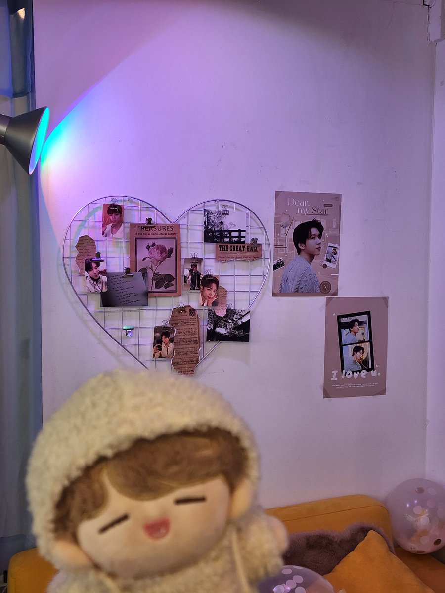 lover100609's tweet photo. 카페 입구부터 우현이가 반겨주더라구요😍
LP판에 케이크에.. 예쁜건 우혀니가 다 하자(응응)
특전도 예쁘게 포장되어있고, 럭드가 짱👍

#우리들의_별_우현이에게 https://t.co/qPV2MGymi9