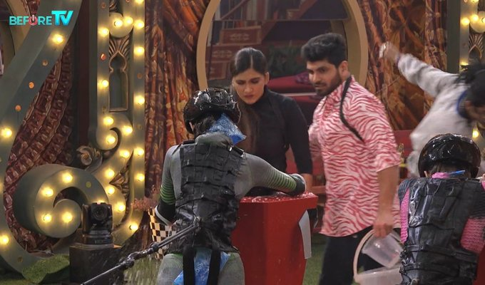 Now which team do you support in BB house 🏠????

Group A:#Shiv, #Mcstan &amp; #Nimrit 
Group B:#Priyanka,#Shalin &amp; #Archana

Like ❤️: Group A
Retweet 🔃: Group B

#BiggBoss  
@NafiiAjwad