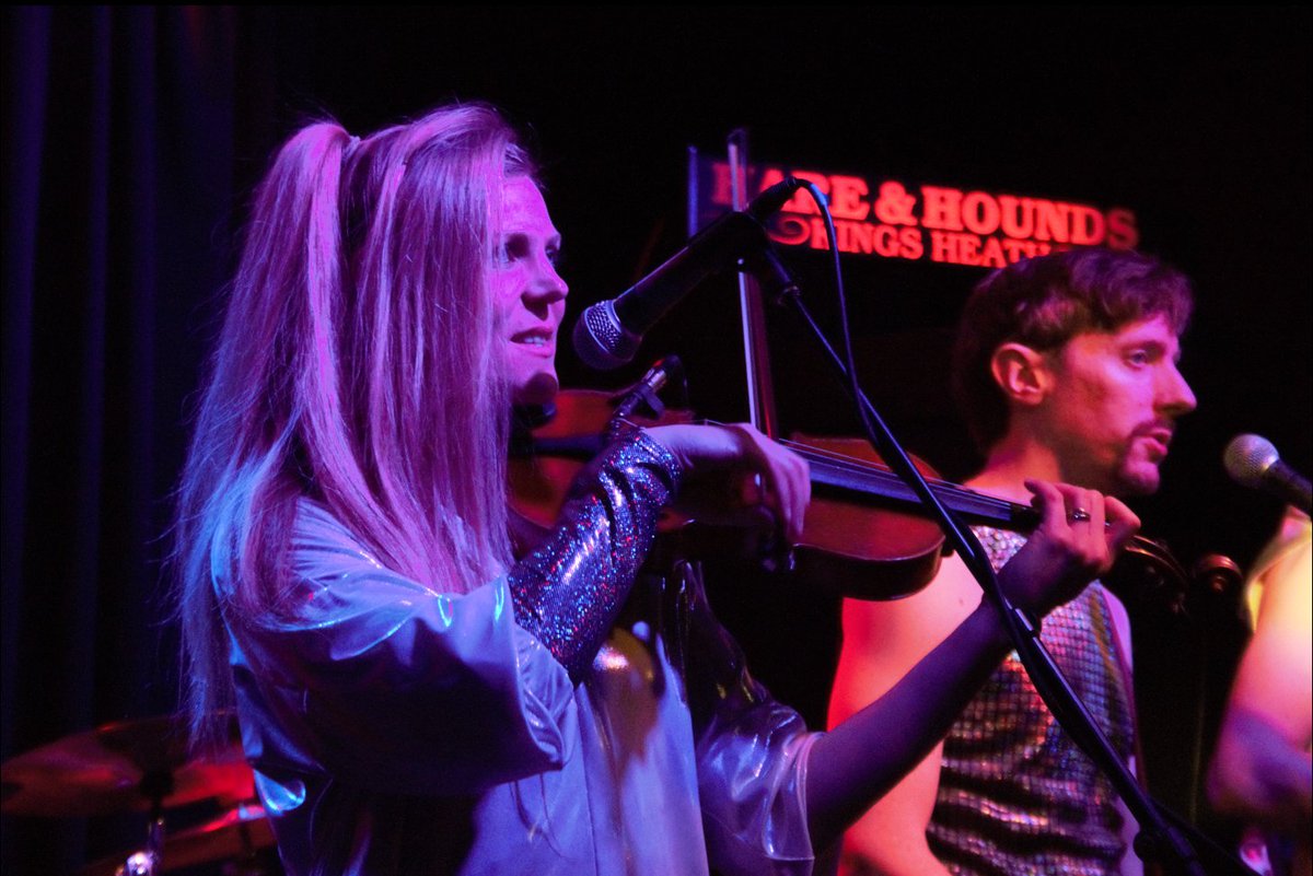 brumshots's tweet photo. Had a great time watching Blackbeard's Tea Party in King's Heath.

Brilliant, energetic performers!

11.12.2022

@blackbeards_tp 

@hareandhounds

#blackbeardsteaparty #hareandhounds #independentvenues #birmingham #birminghammusic #livemusic #musicphotography #canonphotography https://t.co/VDSTGX76w7