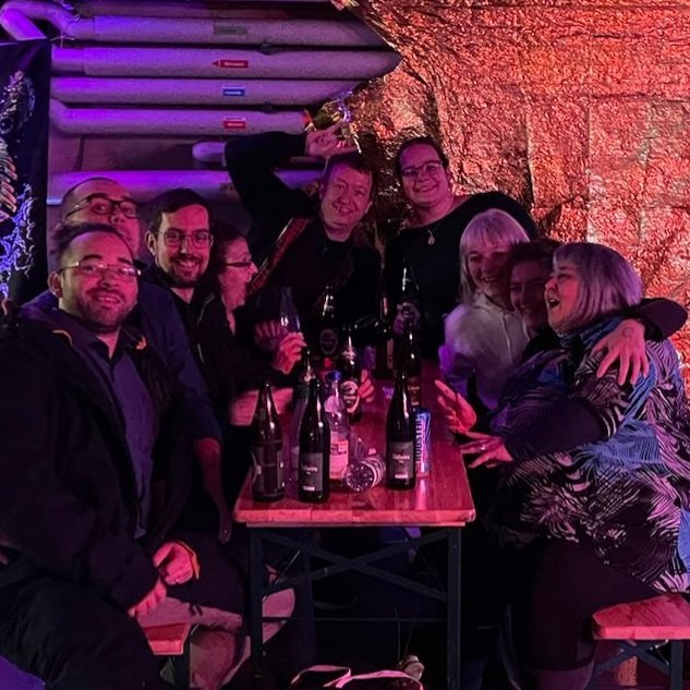 MeinKlang_Ens's tweet photo. Wer oder was ist #MeinKlang? 

Ein großes Stück #Konzert, eine Portion #Theater, eine Prise #Satire, und viel Liebe zur #Musik.

Kommt vorbei und lernt uns kennen:
Freitag, 20 Uhr
Samstag, 18 Uhr
Im @baerenzwinger https://t.co/zcbrO6beLd