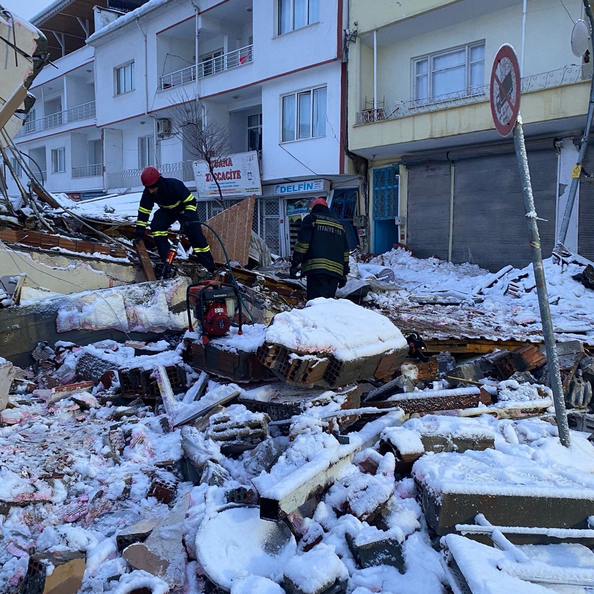 TokatBelediye's tweet photo. Türkiye tek yürek,
Tokat tek yürek...🇹🇷

Afet bölgesindeki ekiplerimiz, vatandaşlarımız için arama, kurtarma çalışmalarını sürdürüyor. https://t.co/vjgkl4NEsc