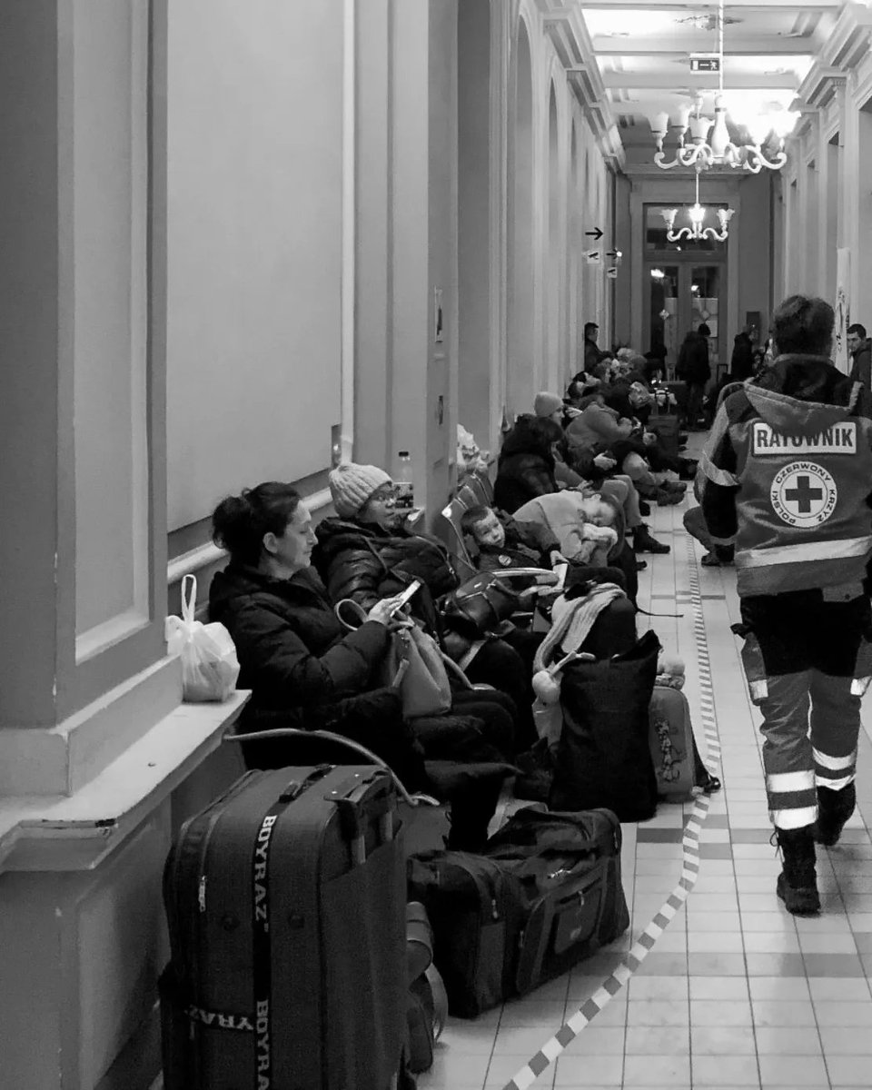 EdicionesLarrad's tweet image. Algunas imágenes de la obra de @AmadorGuallar "Los girasoles de hierro".
Una guerra que todavía está activa pero cada vez más "olvidada".
Adéntrate en las páginas de la obra de #AmadorGuallar y conoce más de cerca el conflicto.
#rusia #ucrania #guerra #periodismo #fotoperiodismo