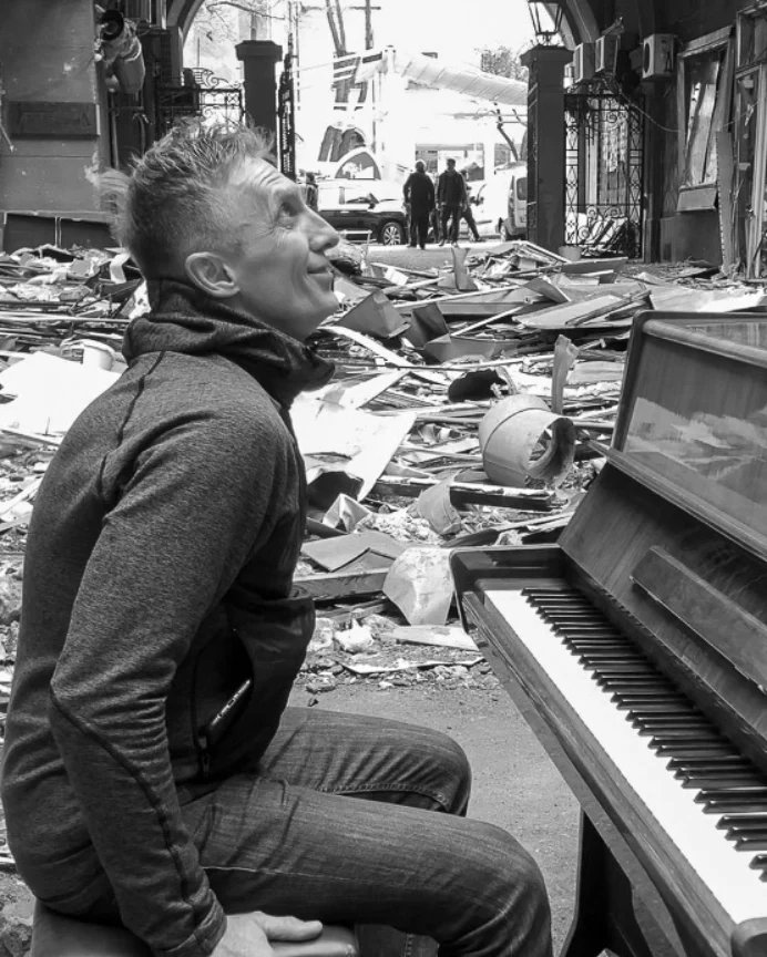 EdicionesLarrad's tweet image. Algunas imágenes de la obra de @AmadorGuallar "Los girasoles de hierro".
Una guerra que todavía está activa pero cada vez más "olvidada".
Adéntrate en las páginas de la obra de #AmadorGuallar y conoce más de cerca el conflicto.
#rusia #ucrania #guerra #periodismo #fotoperiodismo