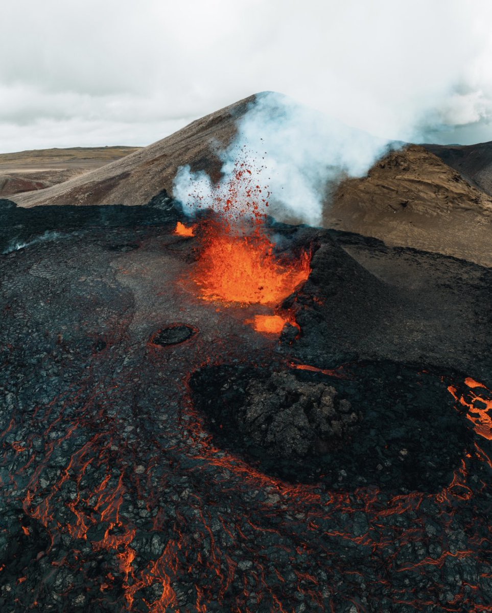 GM! Thinking about the most crazy experience of 2022. A dream for every landscape photographer I suppose! It’s a very special photo to me. Thinking about dropping it as a 1/1! YES OR NO?🌋