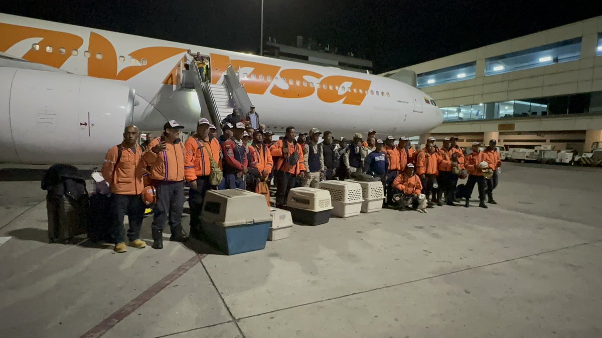 madeleintlSUR's tweet photo. Son 52 rescatistas entre #bomberos #PC y médic@s, más 6 perritos de búsqueda y rescate, el equipo que integra los especialistas #venezolanos que salieron a #Siria y #Turkey con 22 toneladas de alimentos y medicamentos de ayuda humanitaria a las zonas devastadas por el terremoto. https://t.co/sqWovgT1zV