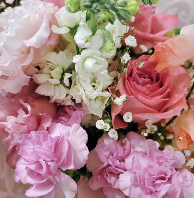 たまに職場近くにくる移動お花やさんがちょっと痛みはじめたお花をリーズナブルな価格でブーケにしてくれるというので白とピンクでつくってもらった…愛に包まれてくれゆじ……… 