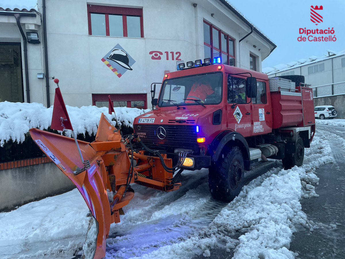 Todo el dispositivo especial de nevadas   De <a href="/BombersDipcas/">Bombers Dipcas</a> y <a href="/GVAbforestals/">Servei Bomber(e)s Forestals GVA</a> está listo para iniciar un duro día de trabajo. Todos los medios del dispositivo están movilizados a lo largo de todo el interior de la provincia. #Precaución