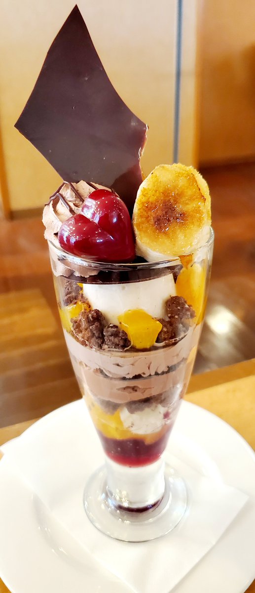 子供はバナナパフェ🍌😨 良い値段しますな😒😆🍨 私は美味しいケーキを頂きました😋🍰💕珈琲に合いますな☺️☕