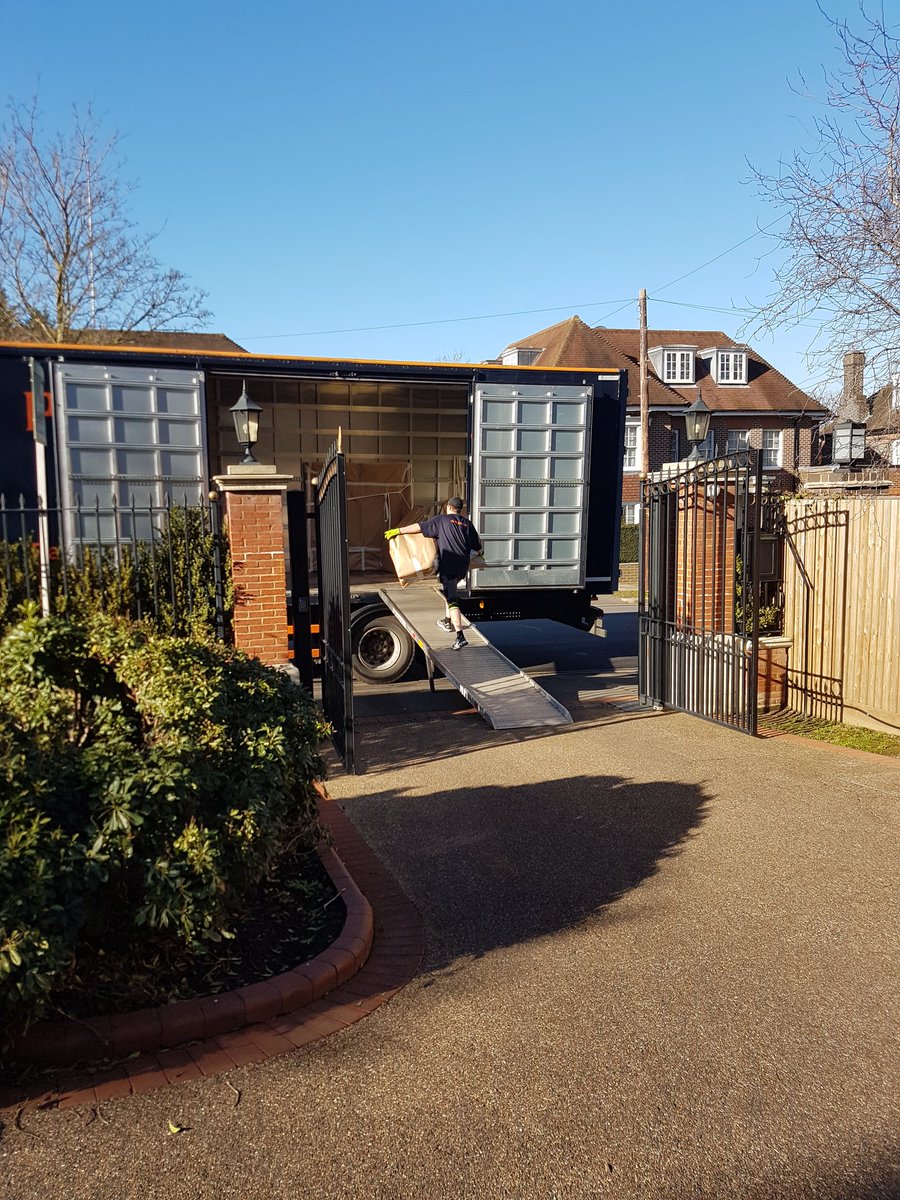 persremovals's tweet photo. Struggling to sell your house? Use our #STORAGE space to make your house look more attractive and spacious? Storage containers from £20 per week . https://t.co/3uFYAN04Zz
