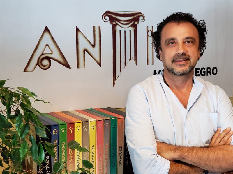 Hatay’da çöken ve 250 daireden oluşan Rönesans Rezidans’ın, Mimar Mehmet Yaşar Coşkun ile İTÜ İnşaat Mühendisi mezunu kardeşi Hüseyin Yalçın Coşkun ait Antis Yapı şirketi tarafından inşa edildiği anlaşıldı. Coşkun kardeşler 2017'den itibaren faaliyetlerini Karadağ’a kaydırdı.