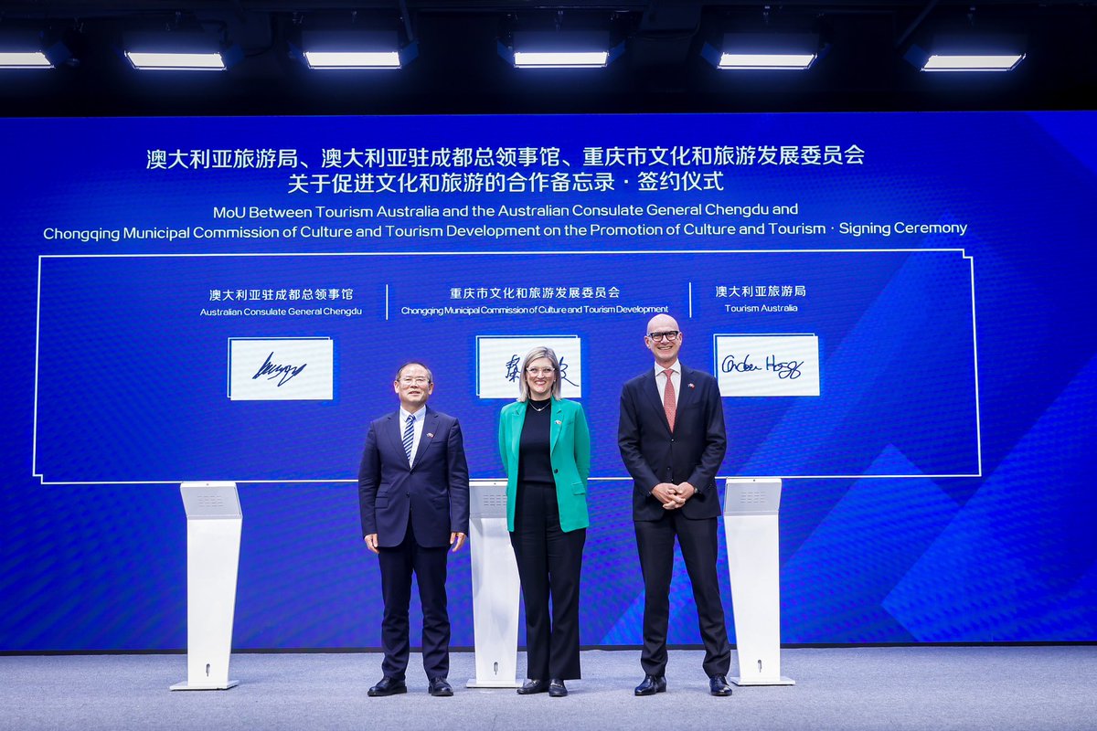 On Friday, Australia’s Consul-General in Chengdu judged the final round of the Chongqing Meets Australia competition after listening to speeches in English by local students. C-G Neary also signed an MoU on tourism ties with the Chongqing Tourism Commission and Tourism Australia.