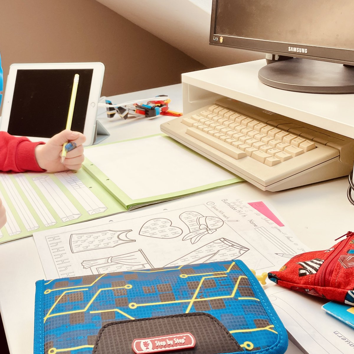 twh1st's tweet photo. Best place for school homework ever. Atari Jugend Deutschland 😂 #atari #homework https://t.co/iQlDL1crVC