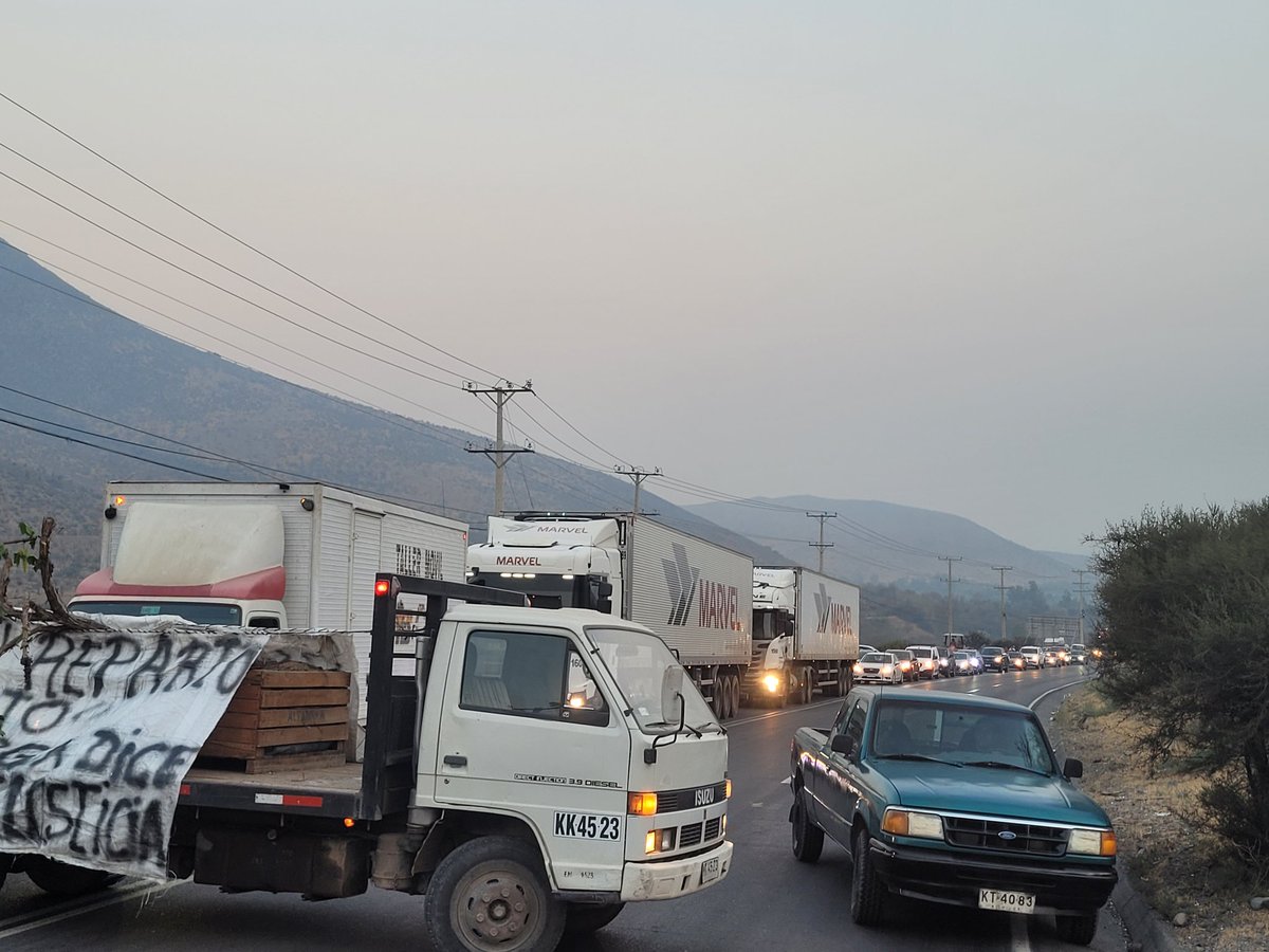 Calledeletras's tweet photo. A esta hora agricultores y regantes de Calle Larga y Rinconada se toman Ruta Los Libertadores, en ambas direcciones. @biobio https://t.co/uQvSwpmNaU