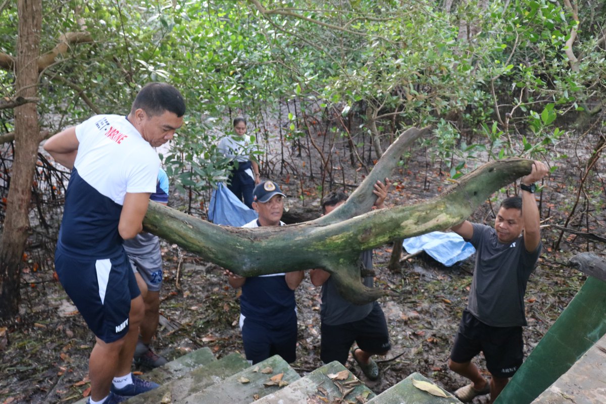 TeamWESCOM's tweet photo. Men and women of Team WESCOM indulge in an early morning coastal clean-up drive at the nearby coastlines of Camp General Artemio Ricarte, Puerto Princesa City on February 8, 2023 (Wednesday) as a manifestation of their commitment for a cleaner and safer environment.
#TeamWESCOM https://t.co/OKUq5foFGH