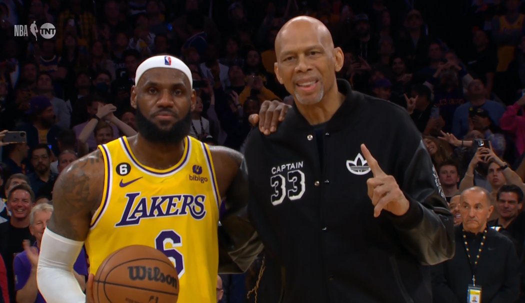 SergioACNBA's tweet photo. Lo ha hecho. Ha batido un récord que parecía imposible. Y va a seguir hasta que su marca sea inalcanzable para el ser humano. MÁXIMO ANOTADOR DE LA HISTORIA DE LA NBA. Uno de los récords más importantes/difíciles de la liga. Enhorabuena, LeBron. 

Esta es para siempre KING JAMES. https://t.co/p1FWkdTC3g