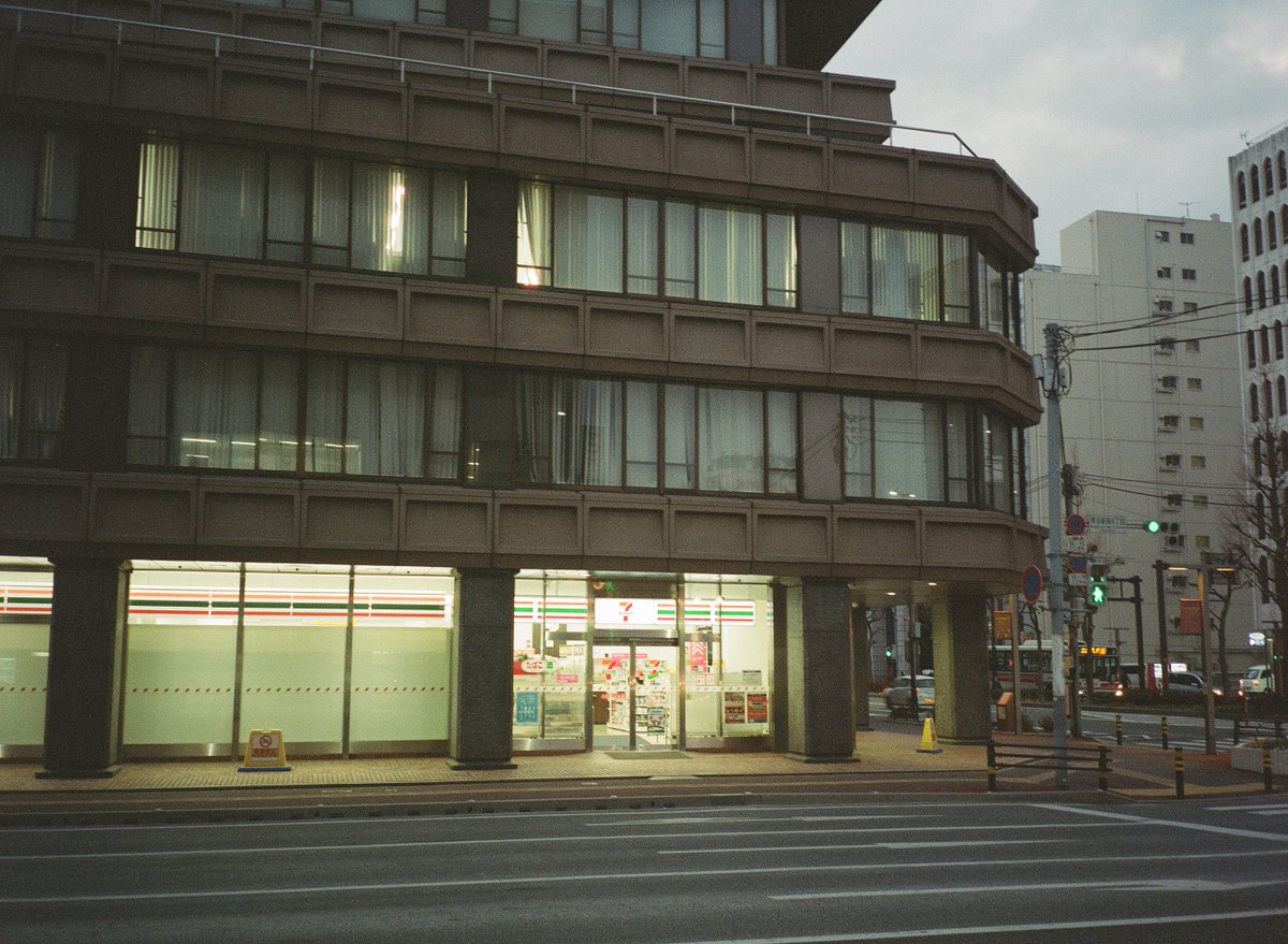 yamsan's tweet photo. YAMPHOTO, GA645Ziと博多の朝のビルの1階のコンビニ
https://t.co/r6qk4Tq8Mi
#フィルム写真
#フィルムカメラ
#filmcamera
#GA645Zi
#Fujinon 55-90mmF4.5-6.9
#filmphotography
#120film
#6x4.5
#ブローニー
#中判カメラ
#Lomography
#LomographyCN800
#CN800
#博多
#hakatacity https://t.co/lMvJ7SAk3z