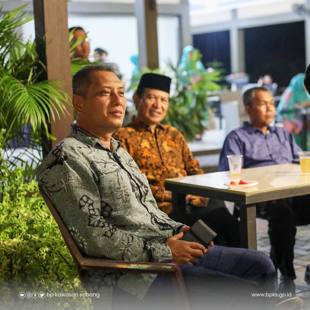 bpksgoid's tweet photo. Kepala Unit PTSP BPKS Hendra Setiawan, S.H menghadiri resepsi lepas sambut Kejari Sabang yang dilaksanakan di Mata Ie Resort, Selasa (07/02/23).

@NeidiAli @rezalevi2011 

#SahabatKawasan
#energikolaborasi 
#bpkawasansabang
#PRCreativebpks https://t.co/agOIJy7ben