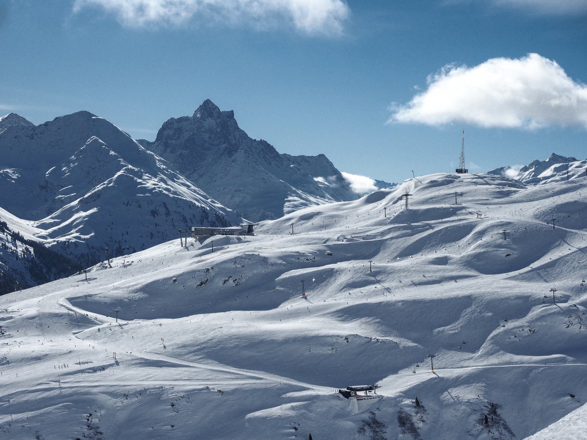 StantonReview's tweet photo. Finding peace and beauty in the stillness of the mountains of #stantonamarlberg 🏔️❄️ #BlueBirdDay #SnowCoveredPeaks #mountainsmajesty
📷 Jakub Sedivy | #arlberg #inTrol #austria https://t.co/pAd7AwfaBH