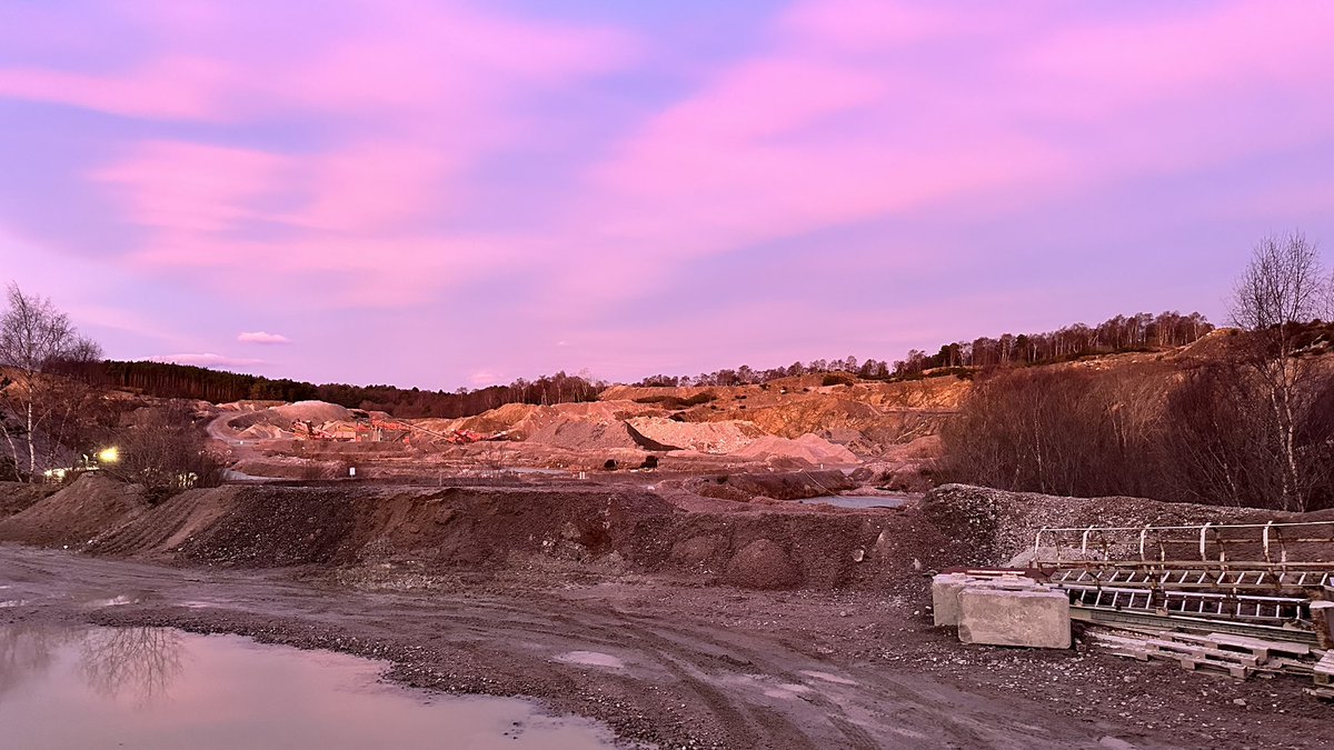 Dondy_86's tweet image. Funky sky down the forest this morning #sunrise #breedon #volvotrucks