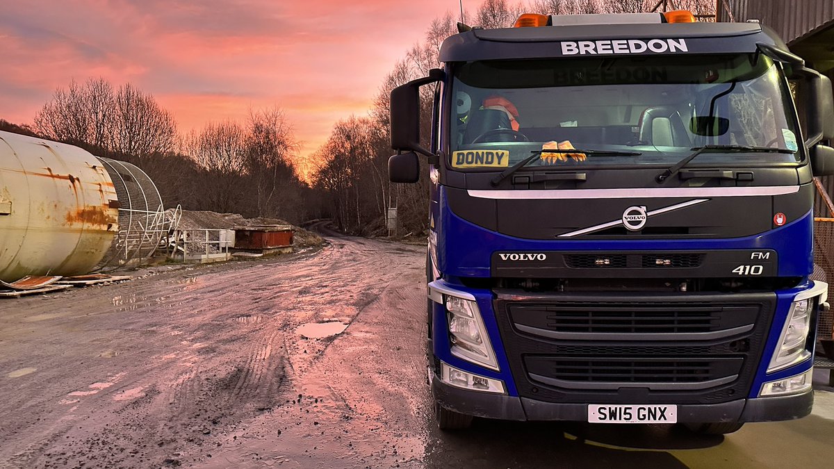 Dondy_86's tweet image. Funky sky down the forest this morning #sunrise #breedon #volvotrucks