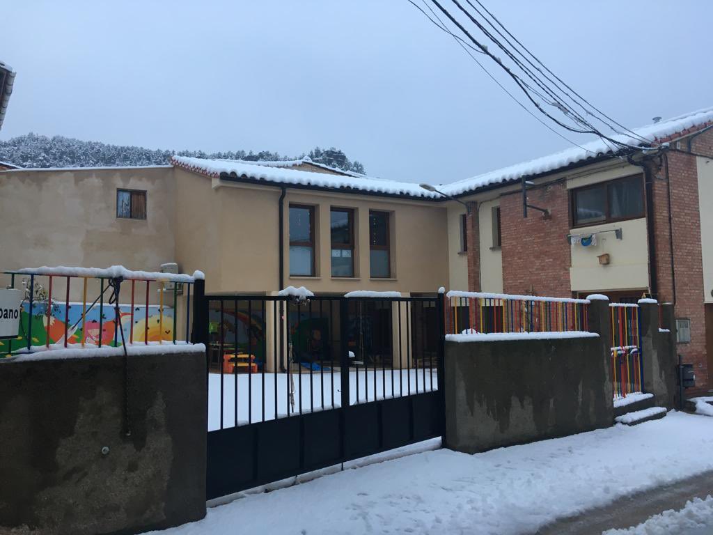 Bon dia! #Ràfels nevada de 6-8cm al poble (630m) i més de 12cms als Plans (900m). Ara -0,5°C a la vila. #Matarranya