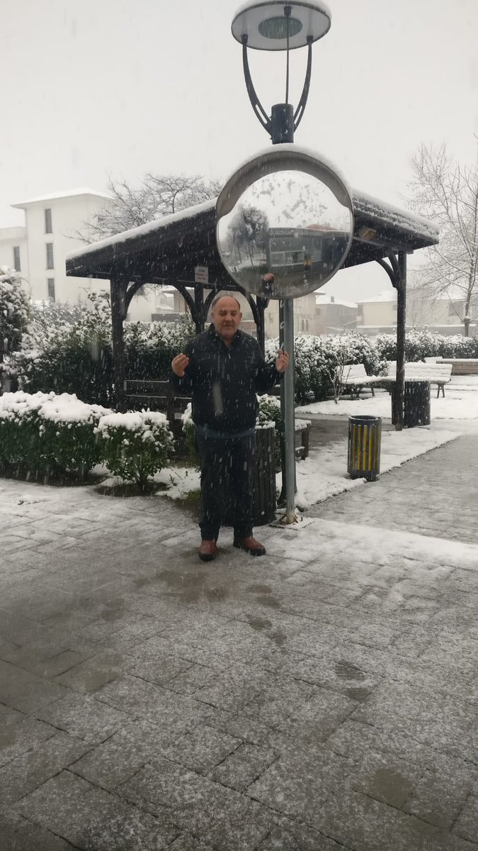 Sen geldin biz sevinemedik          
Çünkü onlar üşüyor