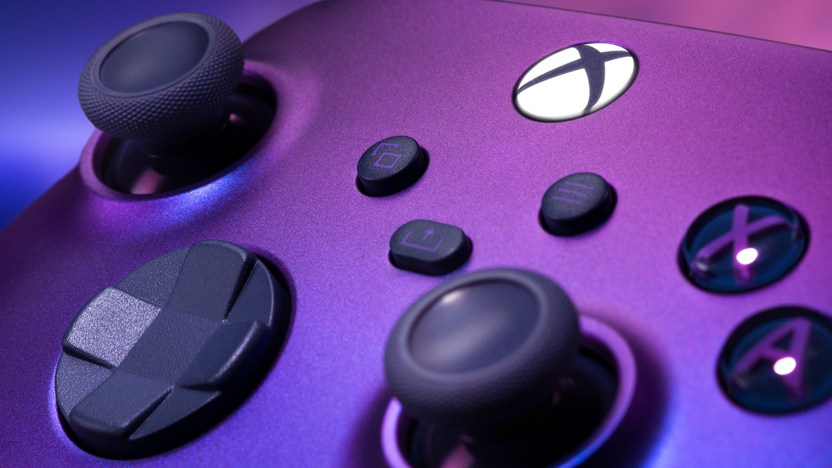 La imagen muestra un primer plano angular de la parte frontal del mando inalámbrico Xbox Stellar Shift. En primer plano están el botón central de Xbox, los botones Inicio, Captura de pantalla y Compartir, el stick derecho, el botón RB y los botones X, Y y A. Se aprecia claramente el brillo iridiscente azul oscuro y morado de la cara frontal.