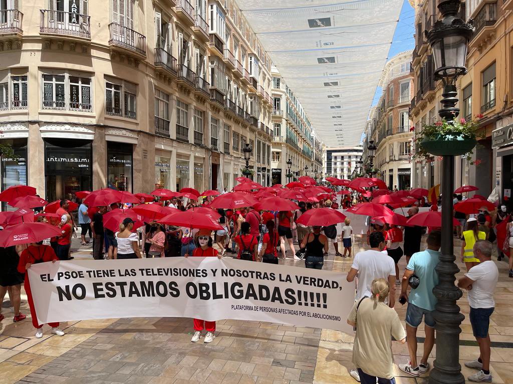 Ellen1621270311's tweet photo. Estas mujeres de las fotos no saben decidir? Porqué llaman ellas al @gpscongreso puritanos o sois peor que Franco, cuando casi todas votamos a ese partido! https://t.co/42IrhNh422