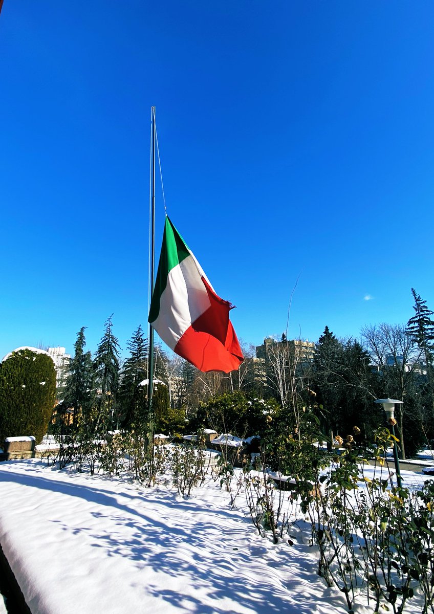 Pandeminin patlak verdiği zaman İtalya, anında Türkiye'nin yardımını almıştı. Bugün de dost Türk halkının yasının acısını dindirmek için üzerimize düşeni yapacağız.

🇮🇹🎗🇹🇷