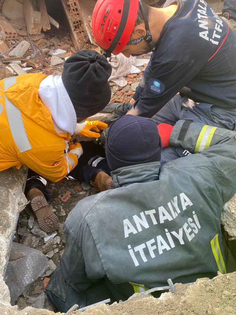 ANTALYABB's tweet photo. İtfaiye ekiplerimiz 29 u #Hatay, 24 ü #Kahramanmaraş'ta olmak üzere enkaz altında olan 53 vatandaşımıza ulaştı .Umutsuzluğa kapılmadan arama kurtarma çalışmalarımız tüm hızıyla devam ediyor. https://t.co/lZcTQa5kk2