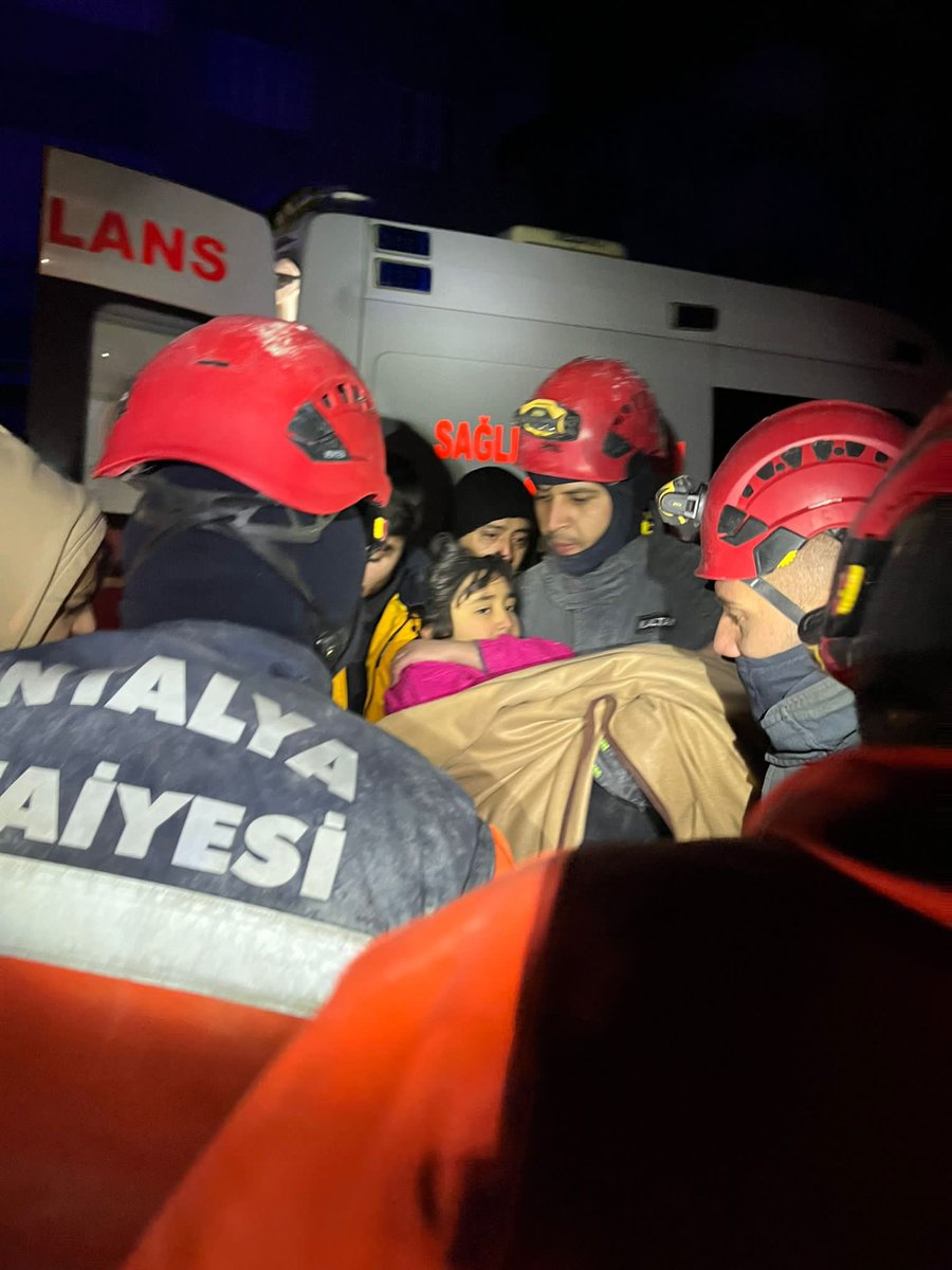 ANTALYABB's tweet photo. İtfaiye ekiplerimiz 29 u #Hatay, 24 ü #Kahramanmaraş'ta olmak üzere enkaz altında olan 53 vatandaşımıza ulaştı .Umutsuzluğa kapılmadan arama kurtarma çalışmalarımız tüm hızıyla devam ediyor. https://t.co/lZcTQa5kk2
