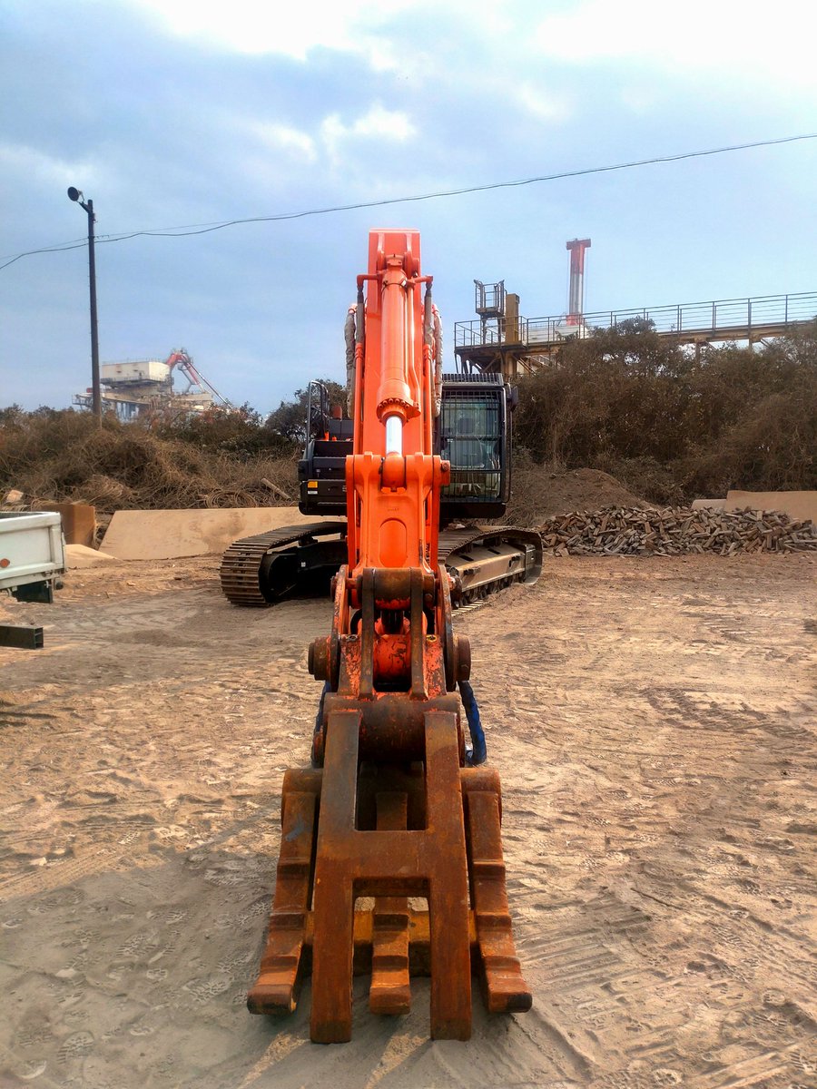 lotuswhite20's tweet image. ZX330に、タグチの首振りグラスパー（油圧式）を装着〜✨
ゴツくてカッコいい👍

#ZX330
#日立建機
#TAGUCHI