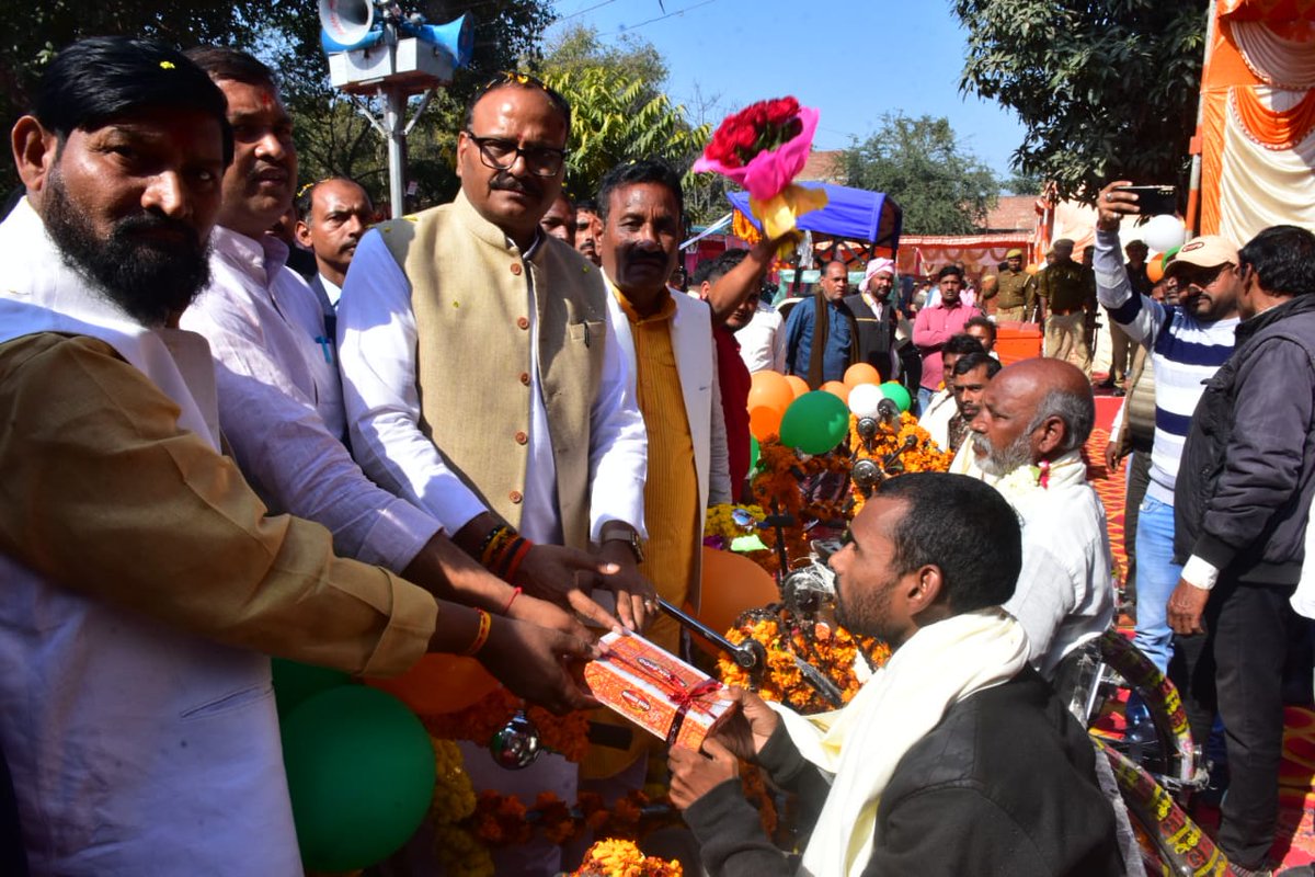 आज जनपद भदोही के सुरियावाँ में विभिन्न विभागों द्वारा लगाई गई प्रदर्शनियों का अवलोकन कर दिव्यांग बंधुओ को ट्राईसाइकिल एवं किसान बंधुओ को ट्रैक्टर वितरित करते हुए।
<a href="/PMOIndia/">PMO India</a> 
<a href="/BJP4India/">BJP</a> 
<a href="/BJP4UP/">BJP Uttar Pradesh</a> 
<a href="/CMOfficeUP/">CM Office, GoUP</a>