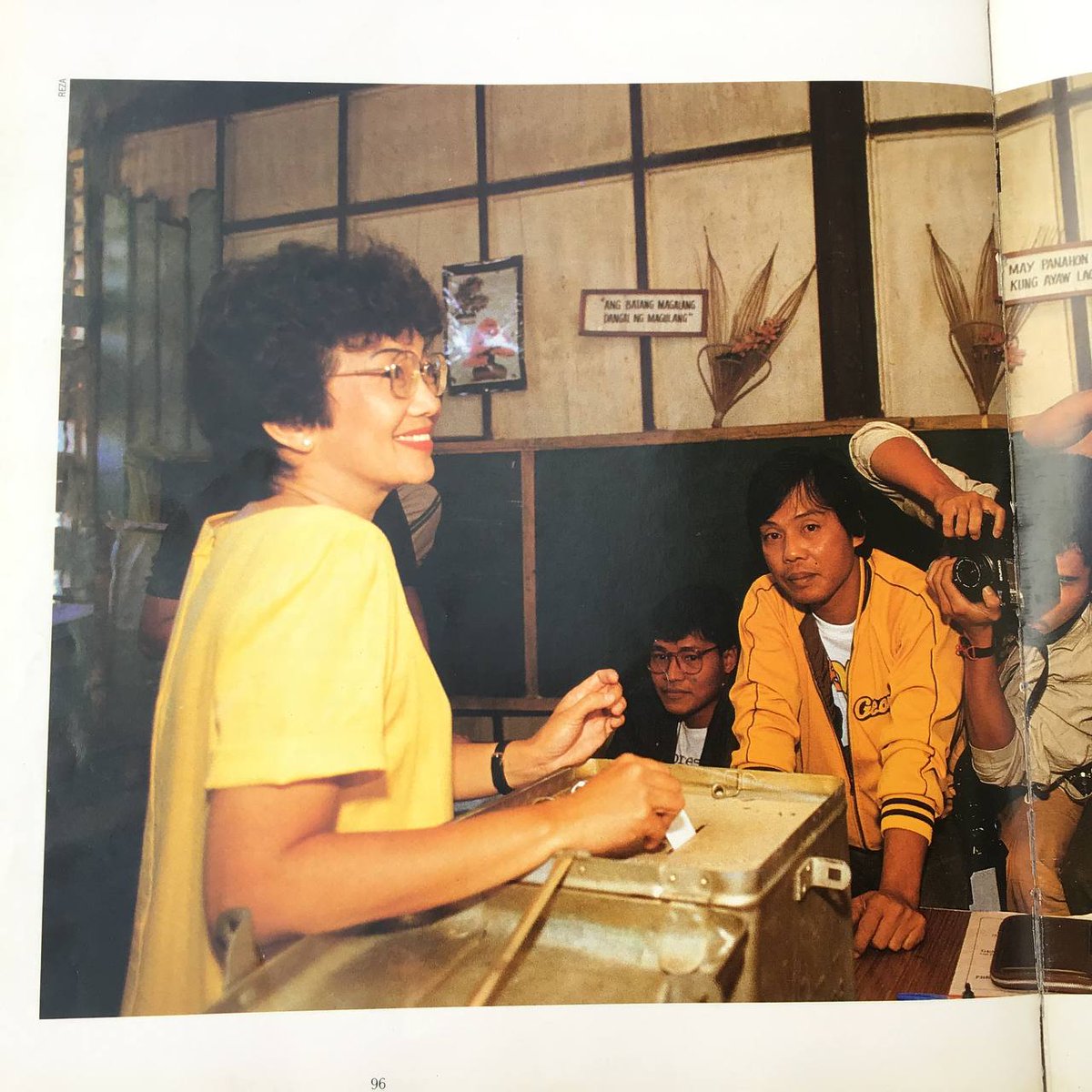 ProjectGunitaPH's tweet photo. #Snap86 | Snapshots from the 1986 snap elections, campaign, and fraud
Ito ang mga larawan nina Ferdinand Marcos at Cory Aquino nang sila ay bumoto noong 1986 snap elections sa kanilang mga presinto sa Tarlac at Ilocos Norte.
[📸: Bayan Ko!]
#FromTheArchives
#DefendHistoricalTruth https://t.co/FpzFTJMdGF