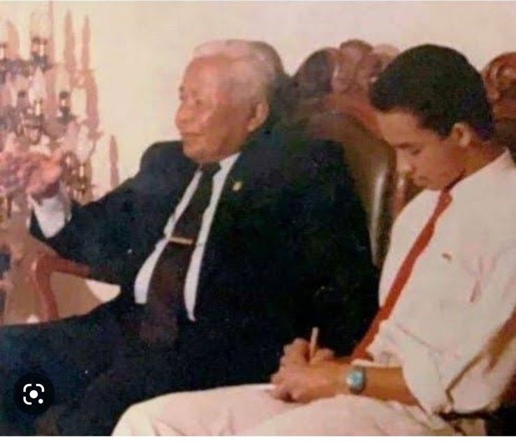 ekokuntadhi1's tweet photo. Kata Noel, Anies adalah aktivis. Lha, aktivis apaan. Justru disaat para mahasiswa sedang berdarah-darah di jalan berhadapan dengan rezim Soeharto. Anies sudah runtang runtung dengan Cendana. https://t.co/LLghESPno3