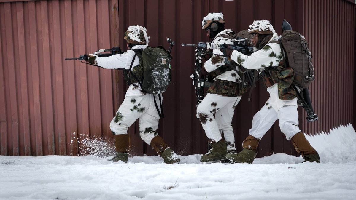 Deutsches_Heer's tweet photo. Fallschirmjäger verteidigen den Truppenübungsplatz #Baumholder: Rund 850 #Soldatinnen & #Soldaten vom #Fallschirmjägerregiment26 üben mit ihren Waffensystemen das #Gefecht. Mit dabei sind auch der Waffenträger #Wiesel sowie der Mörser 120 mm. Für ein starkes #Heer. https://t.co/pN0zfbMC5c