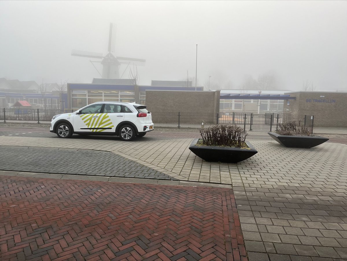 Zevenaar's tweet image. #Verkeersveiligheid | Regelmatig ontstaan er onveilige situaties bij basisscholen in onze gemeente. Onze boa’s maken de komende periode, in samenwerking met de scholen, een rondje langs de velden om in gesprek te gaan met o.a. ouders. Op naar een nog veiligere schoolomgeving! ✅