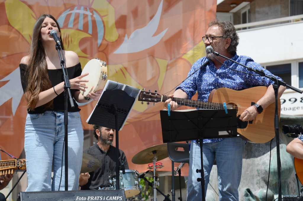 Div. 10 <a href="/tradicionarius/">Tradicionàrius</a> recorregut musical per les comarques valencianes a través de la tradició, adaptada amb noves composicions Espectacle Arrels @miquelgil_ofic i <a href="/noeliatitana/">Noelia Llorens 'Titana'</a> i Eduard Navarro. El disc ARREL s'emmarca en el projecte Mural Sonor ACPV
tradicionarius.cat/m/es/miquel-gi…