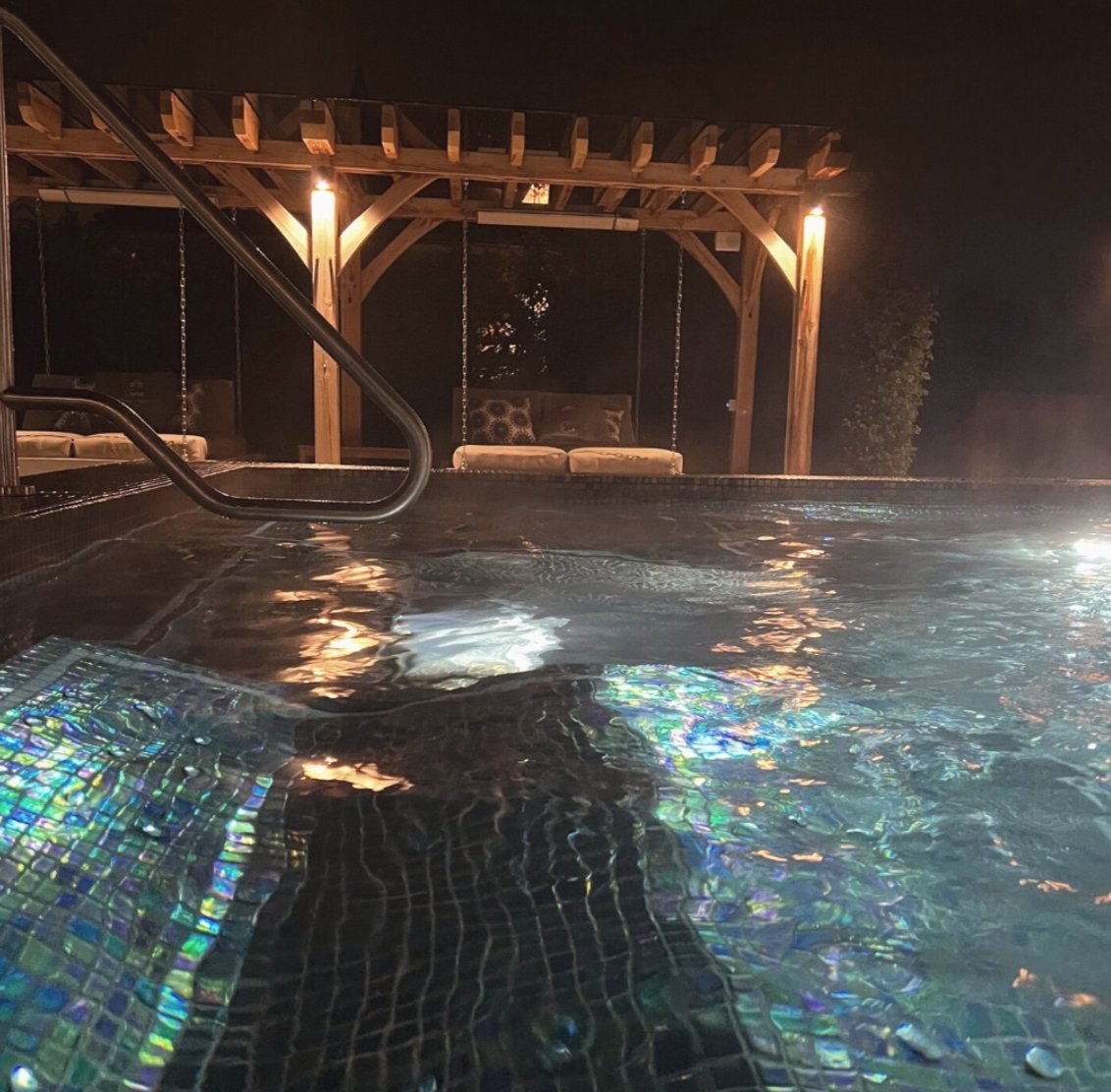 GoodSpaGuide's tweet photo. The English #spagarden at #ManorHouseHotel #Alsager is a real find. Make a beeline for the beautiful Vitality pool with its own swim-up #spabar. Four double-sized swing bed loungers surround the pool – each with their own covered pagoda #spaoftheweek
https://t.co/mLEl8bIi36 https://t.co/cqr9YX4z0u