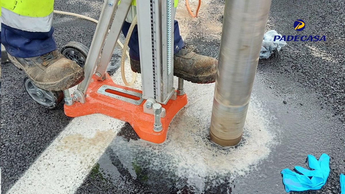 PADECASA's tweet photo. 📸 Compartimos imagenes de un tramo experimental con mezclas AUTL realizado con el sistema #TRASUTRA.
👷 A lo largo de esta jornada, nuestros equipos trabajaban para valorar la macrotextura y adherencia entre capas. https://t.co/FNochGZoXi