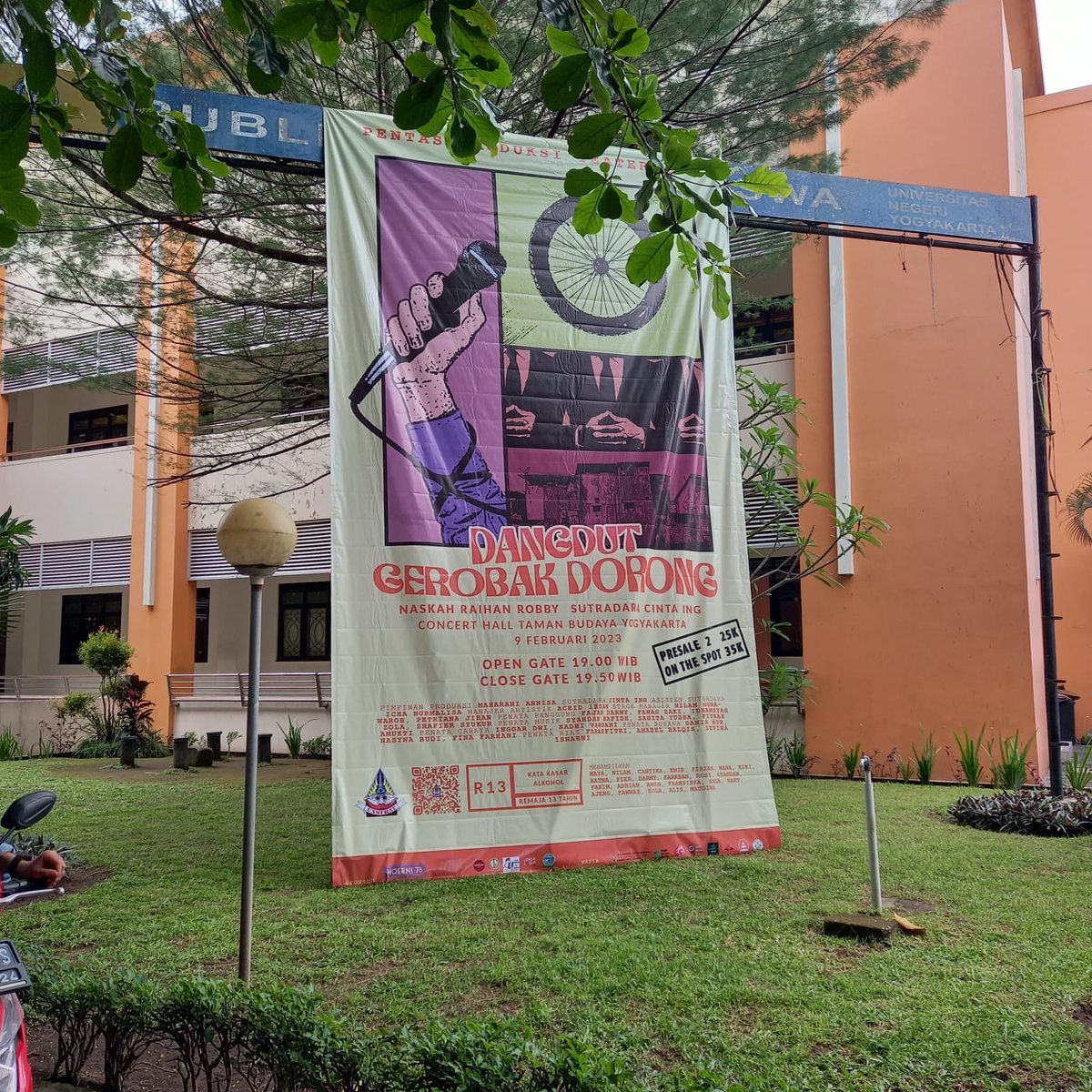 UNSTRAT_UNY's tweet photo. Yuhu...
Besok sudah waktunya manggung. Udah pada punya tiketnya kan?π
#UNSTRAT #Pentas #Produksi #Teater #PPT42 #mahasiswa #UniversitasNegeriYogyakarta #UNY #teaterkampus #teaterjogja #eventjogja #jogja #yogyakarta #TamanBudayaYogyakarta #TBY https://t.co/RU4cQUeMLv