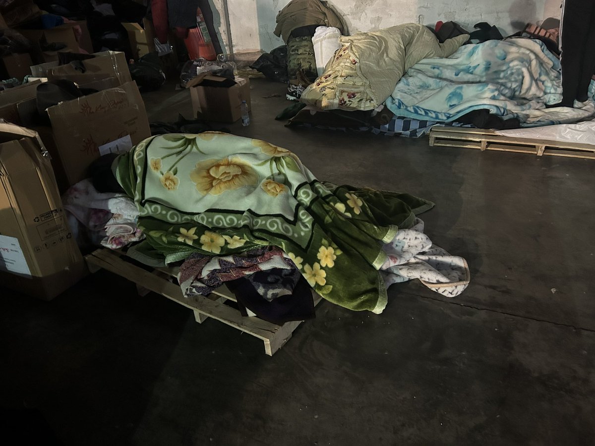 İmamlar, Öğretmenler, Esnaf, vatandaşlar, askerimiz herkes canını dişine takmış yardım ediyorlar. Maraş Afad deposunda tırları indirip sahaya gönderiyoruz. Eğitimsizler enkaza gönderilmiyor.