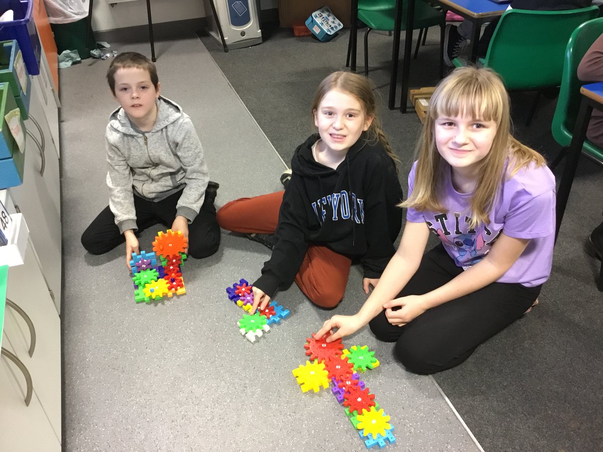 TGPS_NorthLincs's tweet photo. In science, we explored levers, gears and pulleys. #TGPSScience #TGPSyear5 https://t.co/aCTGWuAFZ4