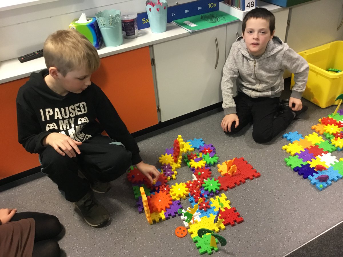 TGPS_NorthLincs's tweet photo. In science, we explored levers, gears and pulleys. #TGPSScience #TGPSyear5 https://t.co/aCTGWuAFZ4