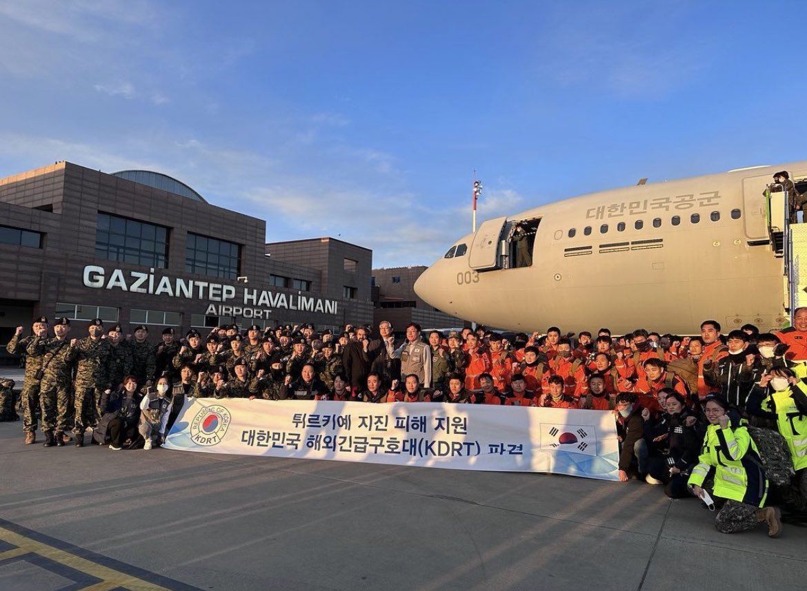 elzesay's tweet photo. yeni fotograf,haber gelmis guney kore yardim ekibi gaziantep'e ulasmis 🥺 https://t.co/5KB0gDh8Ga