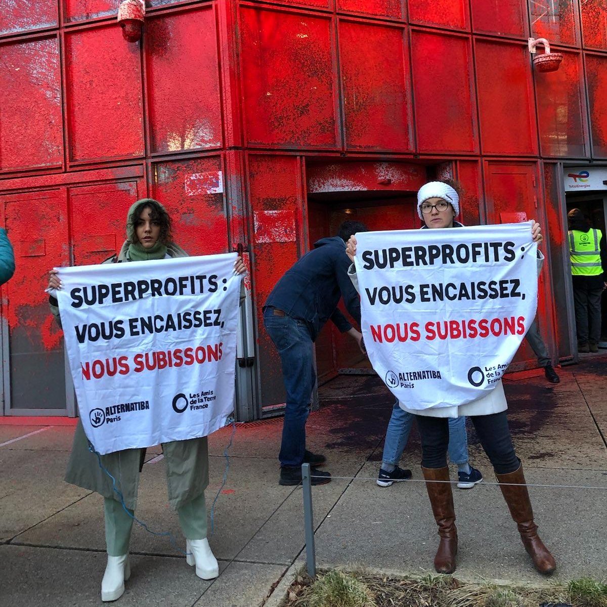 🔴[Action en cours]🔴

✊ Des activistes @alternatiba75  et <a href="/amisdelaterre/">Les Amis de la Terre FR</a>  interpellent ce matin <a href="/TotalEnergies/">TotalEnergies</a>, champion des profits, devant son siège de La Défense.
Pourquoi ?
🧵