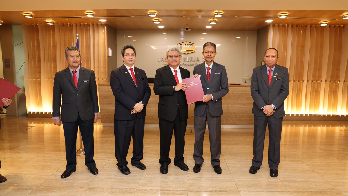 Setinggi-tinggi tahniah dan selamat menjalankan tugas diucapkan daripada seluruh warga CREaTE kepada YBrs. Ir. Mohd Shahrom bin Ahmad Saman di atas pelantikan sebagai Pengarah Kanan, Pusat Kecemerlangan Kejuruteraan dan Teknologi JKR (CREaTE)